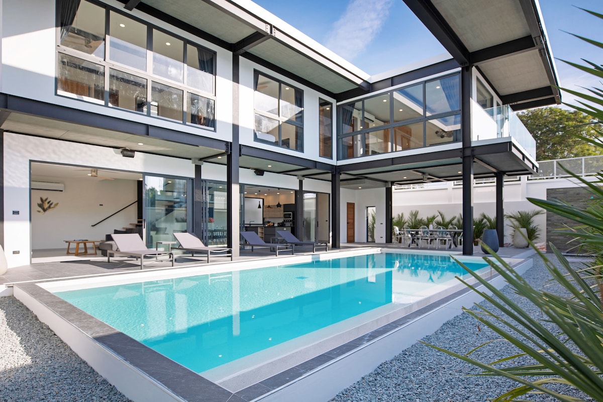 全新的两层别墅，可容纳8人，生态泳池，靠近拉威海滩
