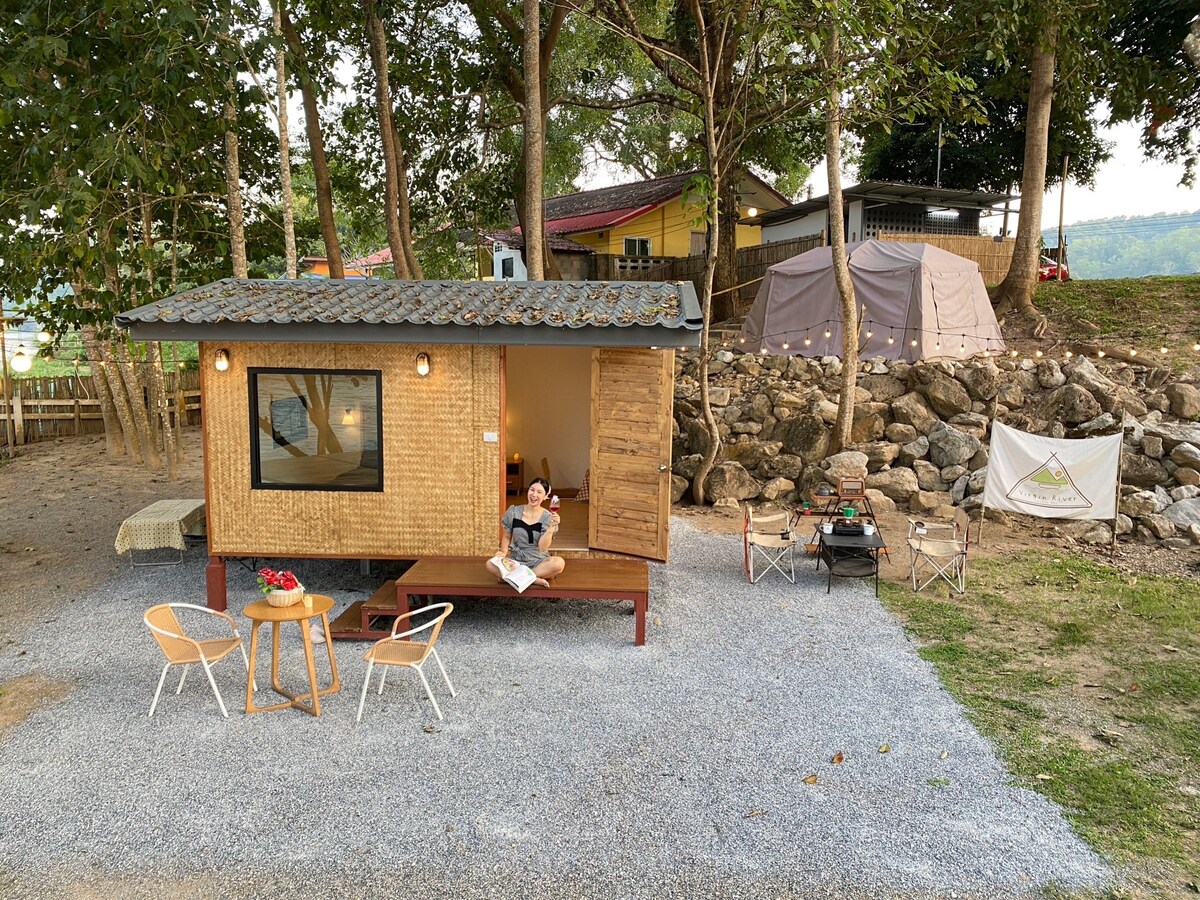 清莱的河滨小屋。