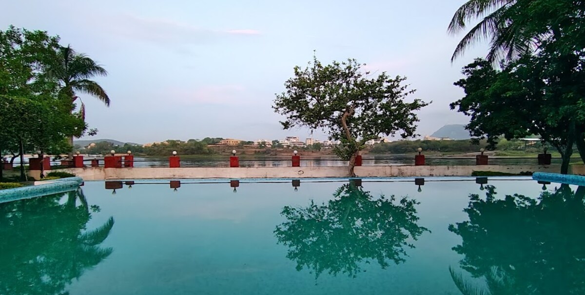 15BR Lake Stay w Private Pool - Udaipur