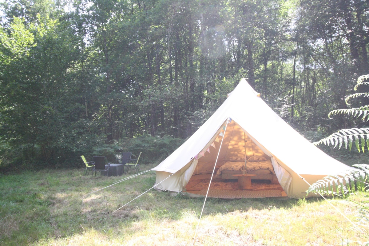 4 tipis en pleine nature