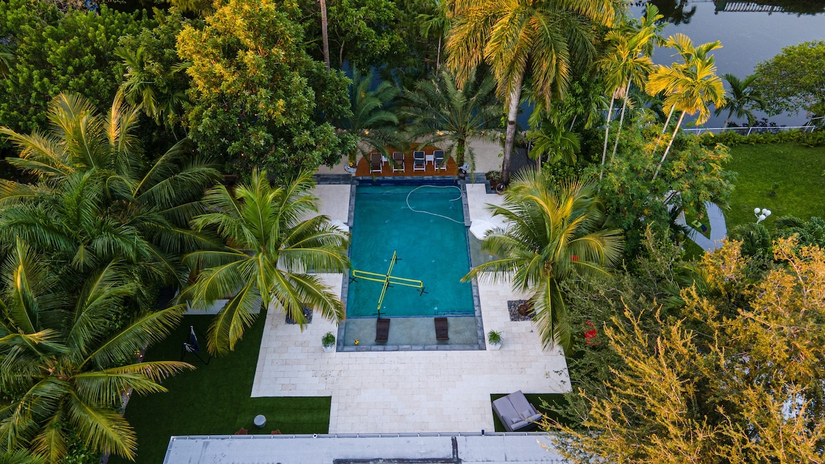 Sunset Miami Hideaway: Pool & Sandy Terrace