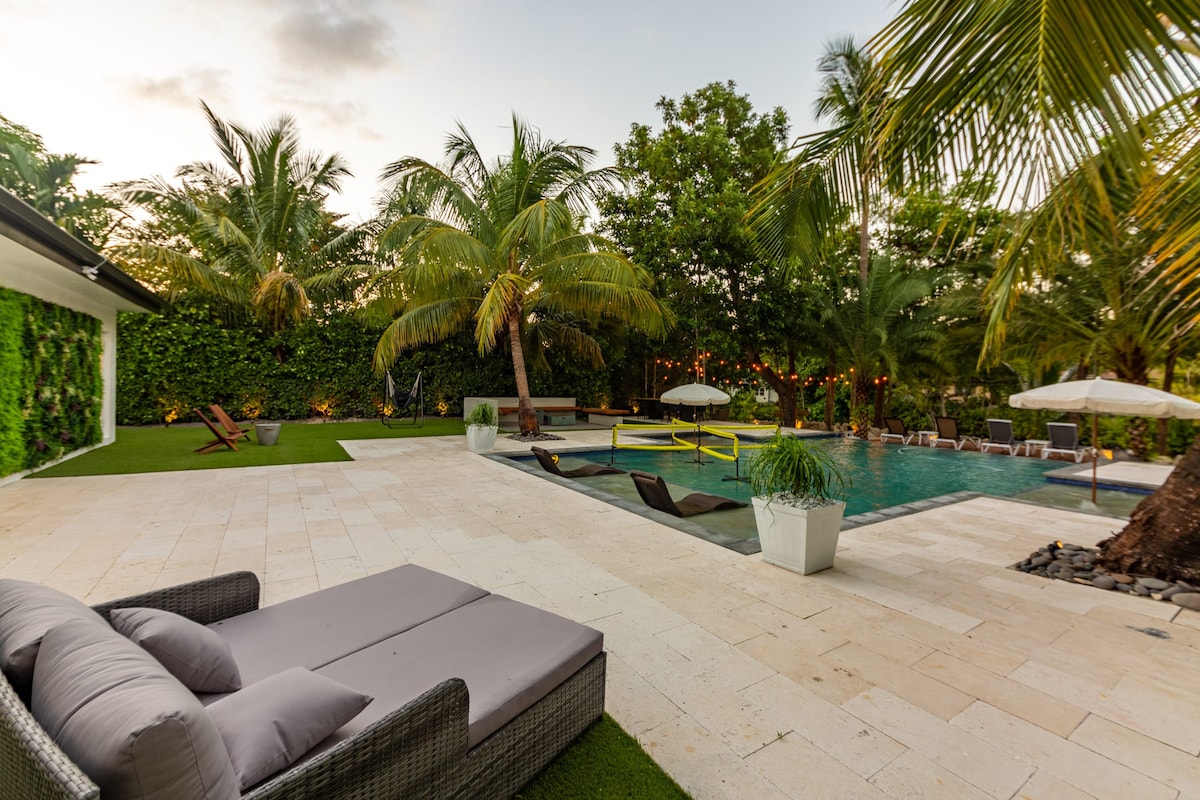 Sunset Miami Hideaway: Pool & Sandy Terrace