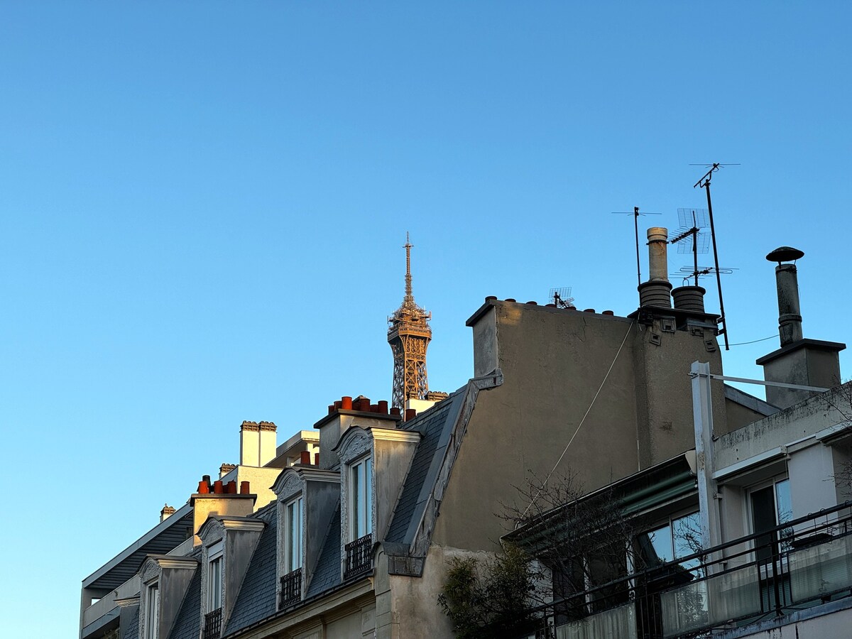 Le Suffren - Eiffel Tower View