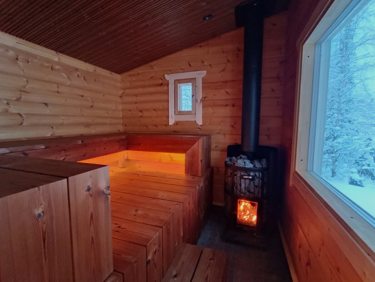 带户外热水浴缸的新小屋