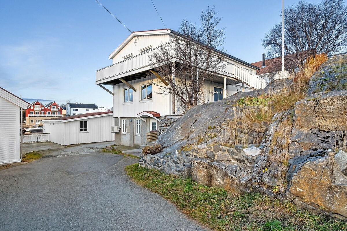 Nice apartment on the harbor side ofHenningsvær