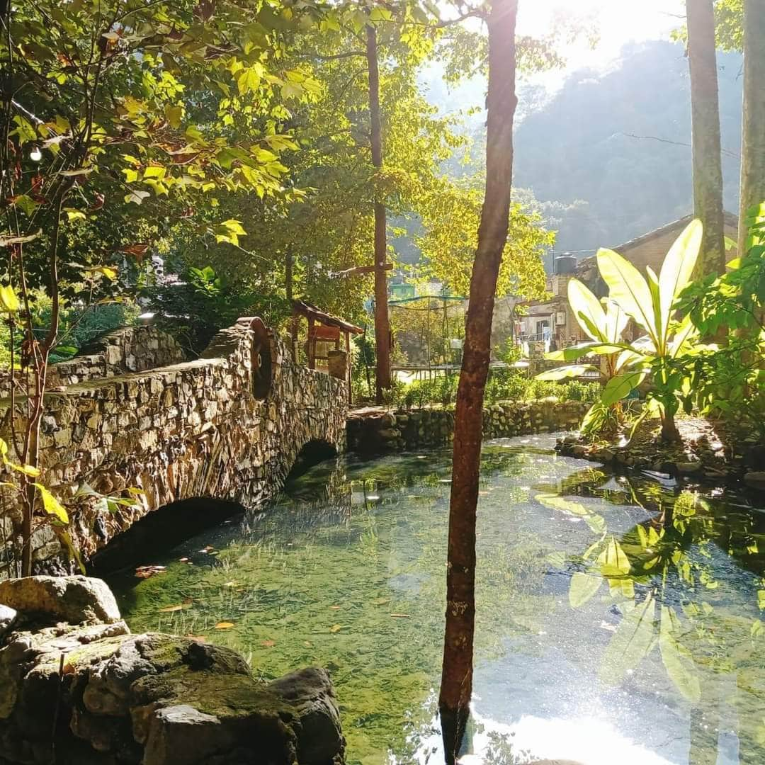 cabaña  a la orilla de  rio