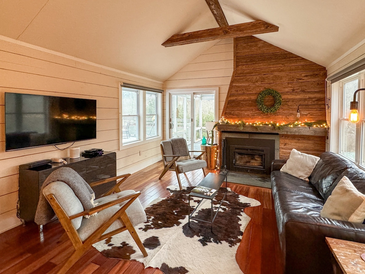 Apple Hill: Sweet cottage with hot tub and views