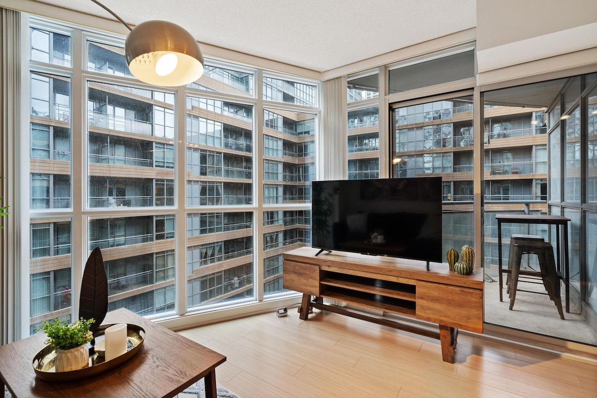 Amazing Condo Heart of Downtown + 1 Free Parking