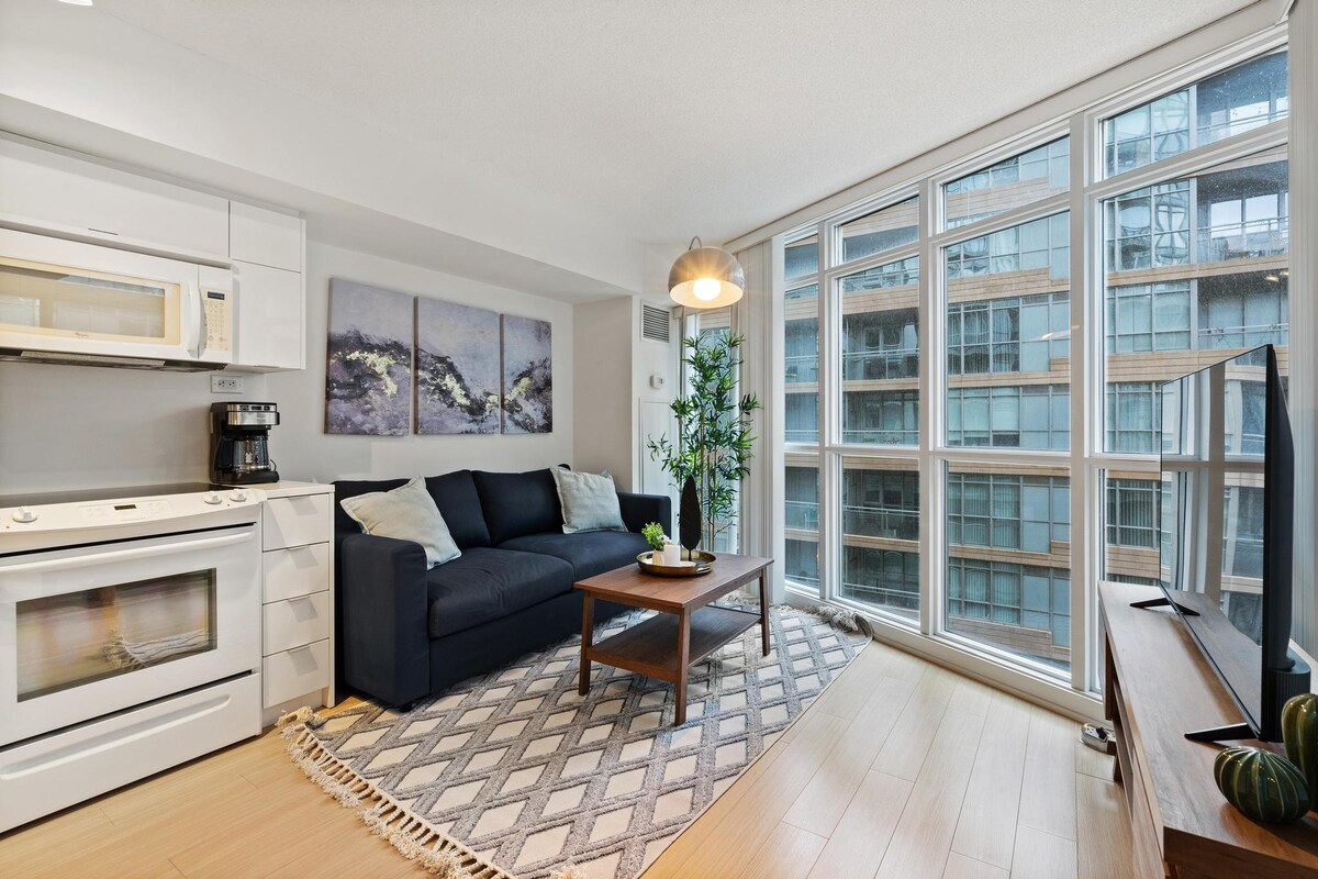 Amazing Condo Heart of Downtown + 1 Free Parking