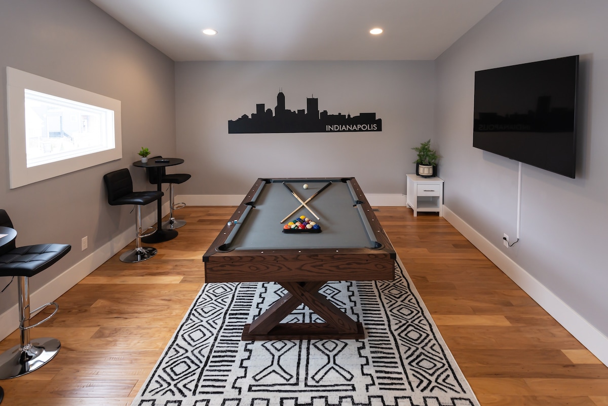 Urban Chic 2 Homes in Indy w/ Pool table, Foosball