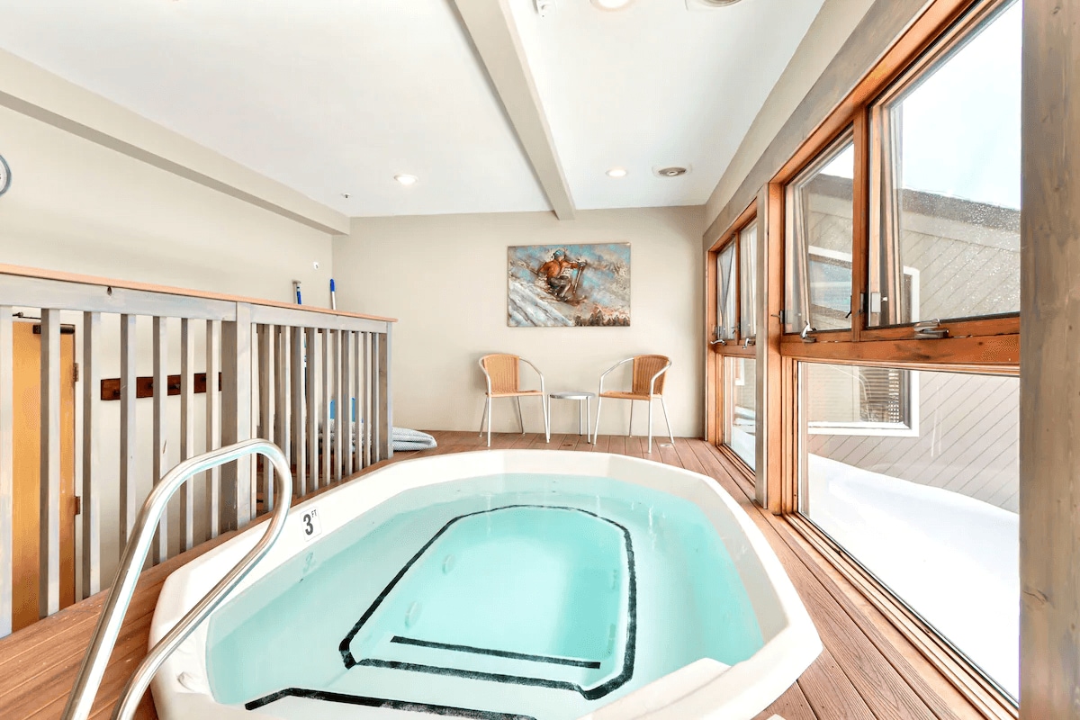 3 Bed Penthouse. Hot Tubs. Luxury Free Ski Shuttle