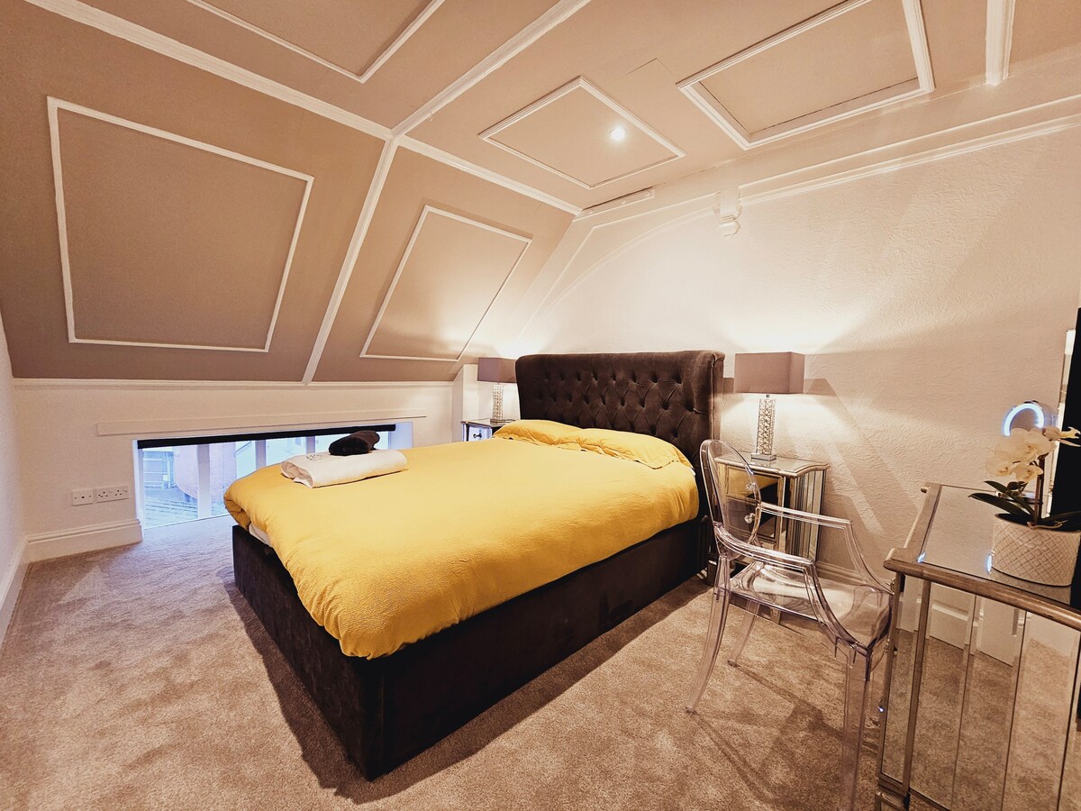 Fabulous vaulted ceiling apartment, Art Deco style
