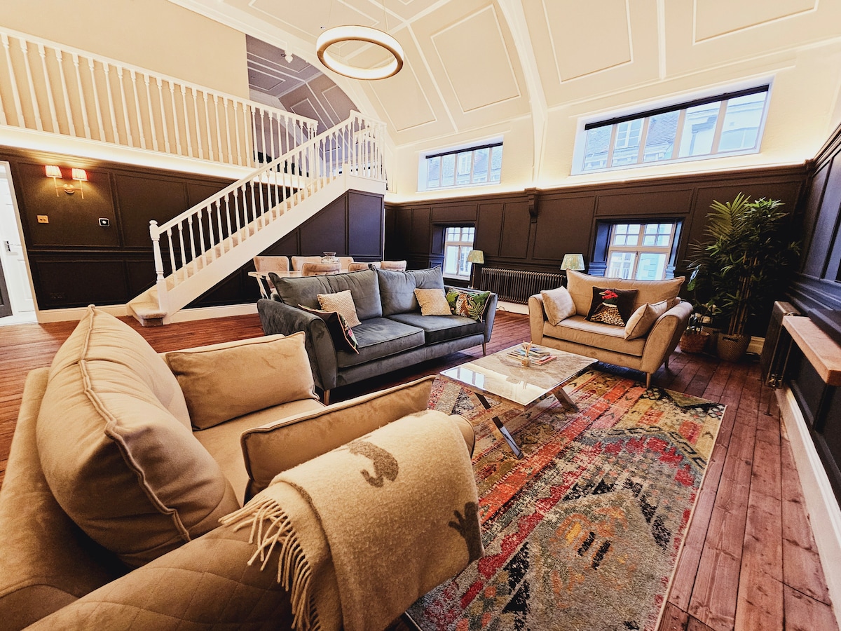 Fabulous vaulted ceiling apartment, Art Deco style