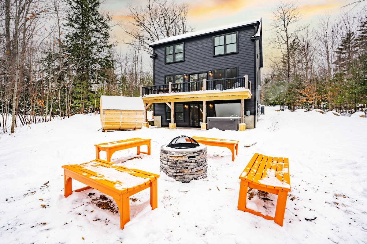 BRAND NEW! Hot tub, Sauna, Sleeps12, Pet Friendly!