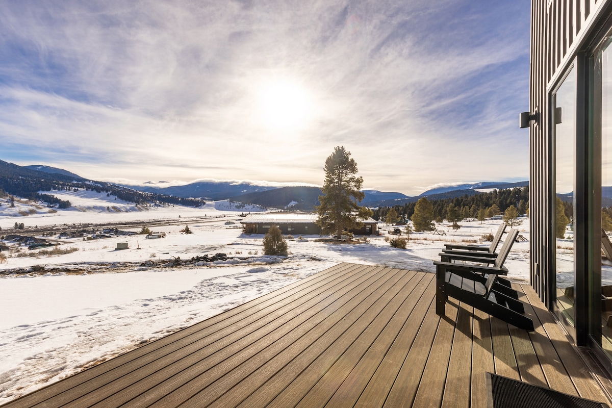 Big sky luxury cabin w/ private hot tub & views