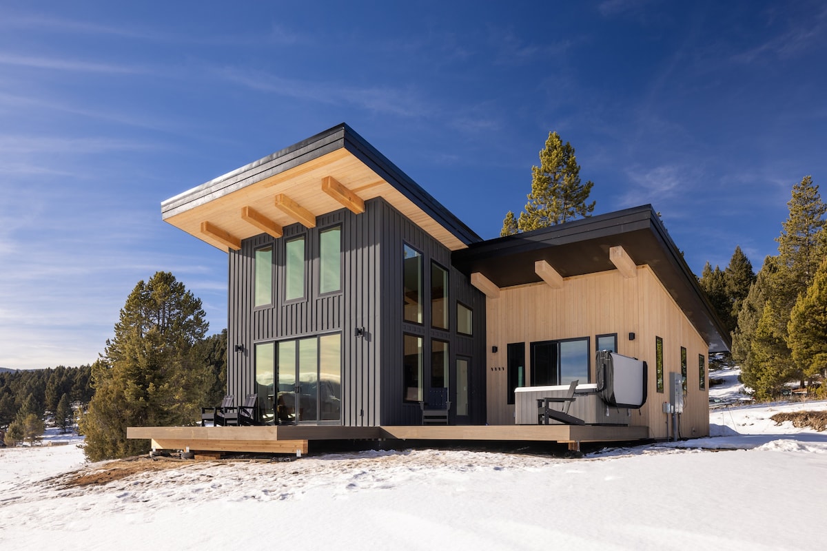 Big sky luxury cabin w/ private hot tub & views