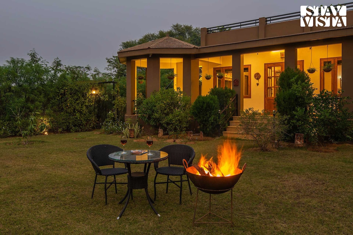 2 BHK w/Lawn+Bonfire+Outdoor Seating near Jaipur