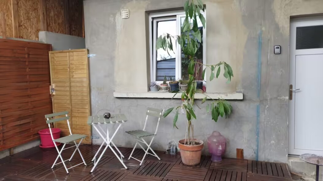 Independent studio with terrace near Paris