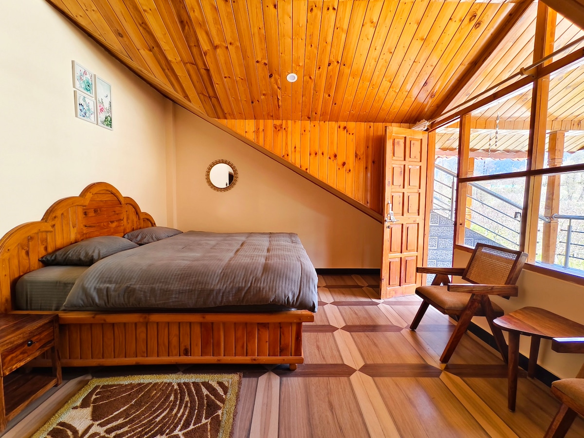 Rustic 1 Bedroom - w/ Private Balcony in Manali