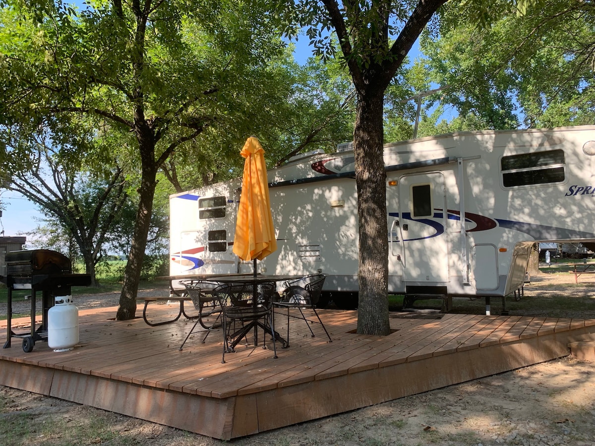 Experience 5th Wheel Glamping!