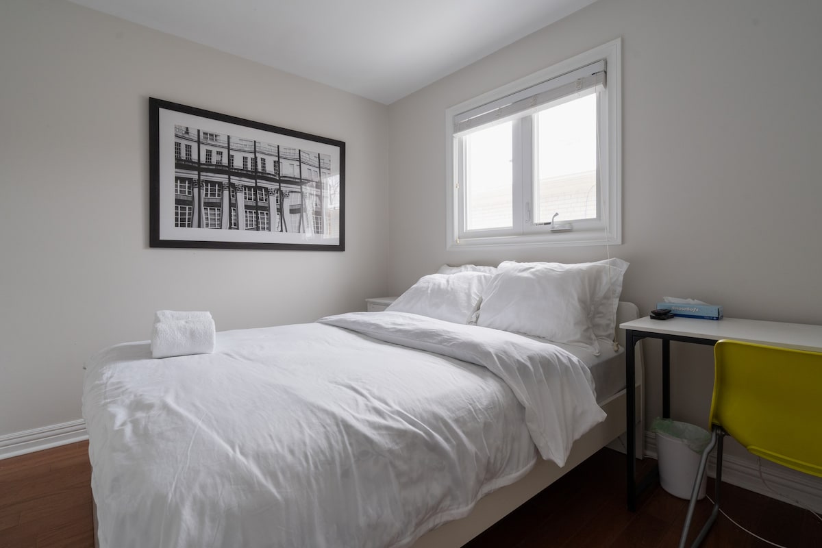 Newly Private Room 55' 4k TV walk to TTC - YongeSt