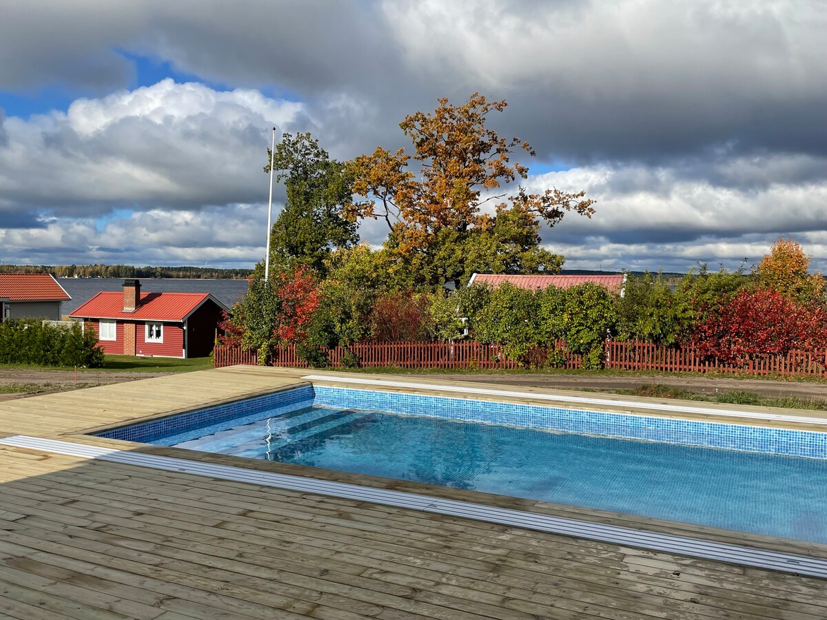 Nybyggt hus med utepool (april-sept) vid Mullsjön