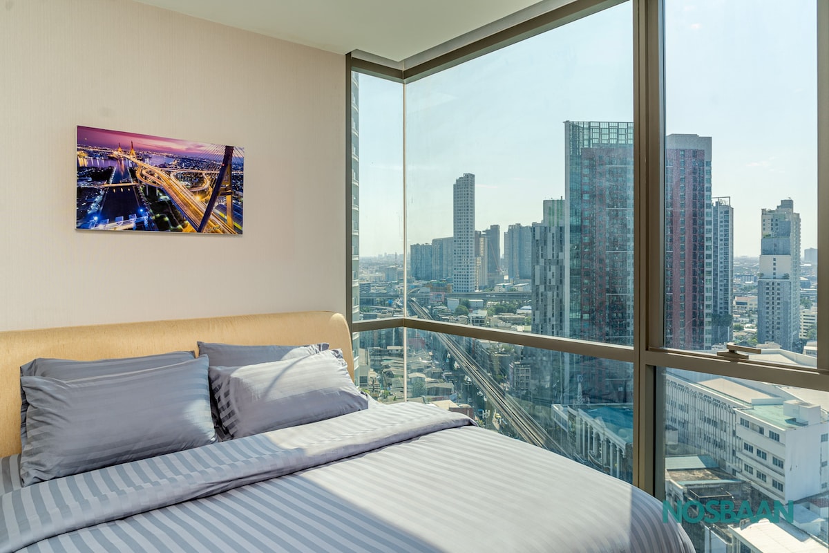 Panoramic City View: Modern 1-Bedroom Apartment