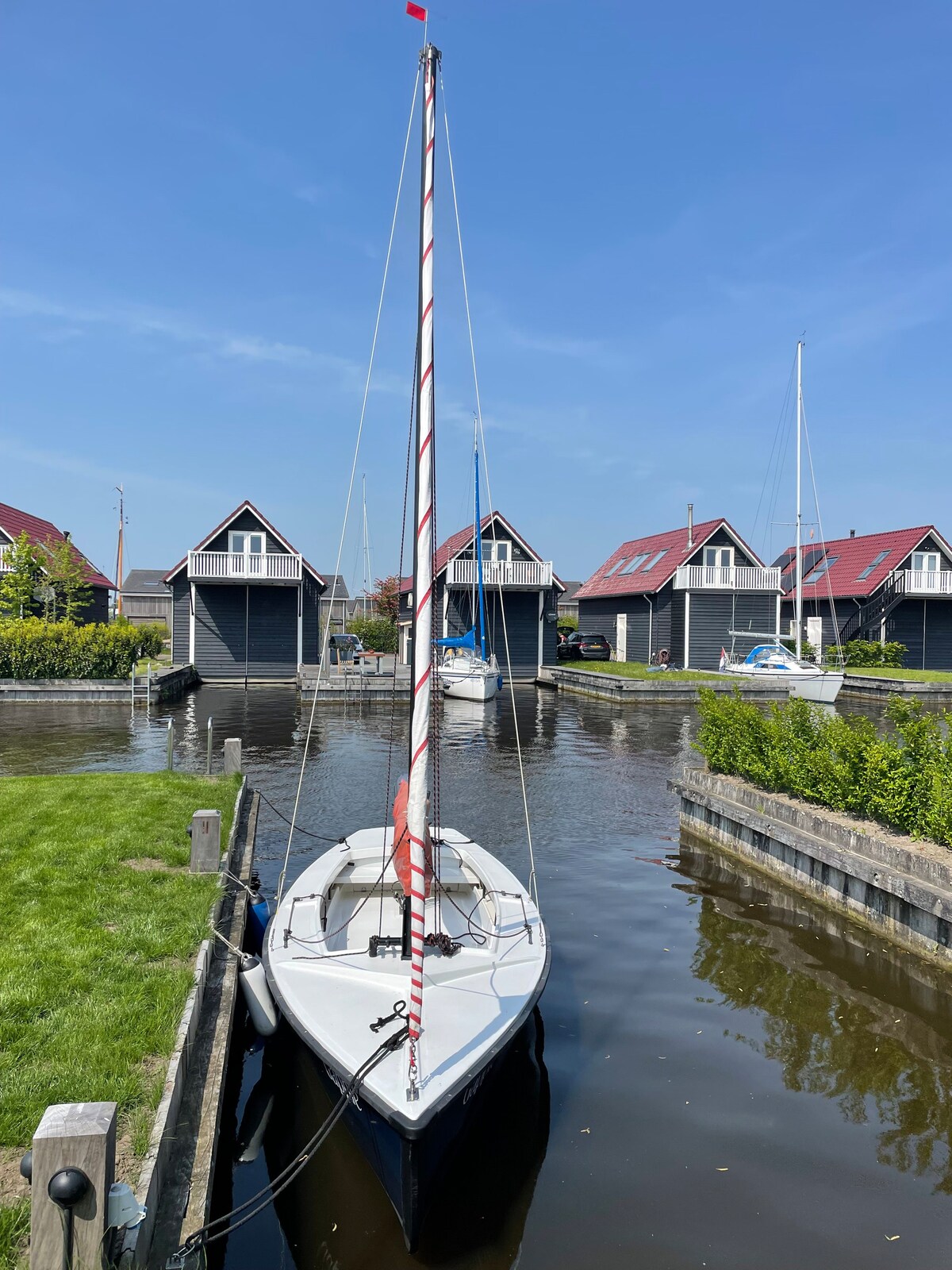 The Waterlodge Heeg - met sloep en zeilboot