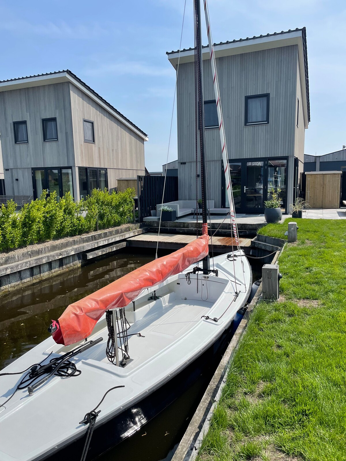 The Waterlodge Heeg - met sloep en zeilboot