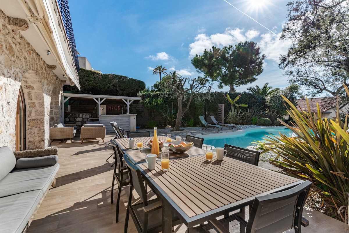 Swimming pool and sea views near to the port