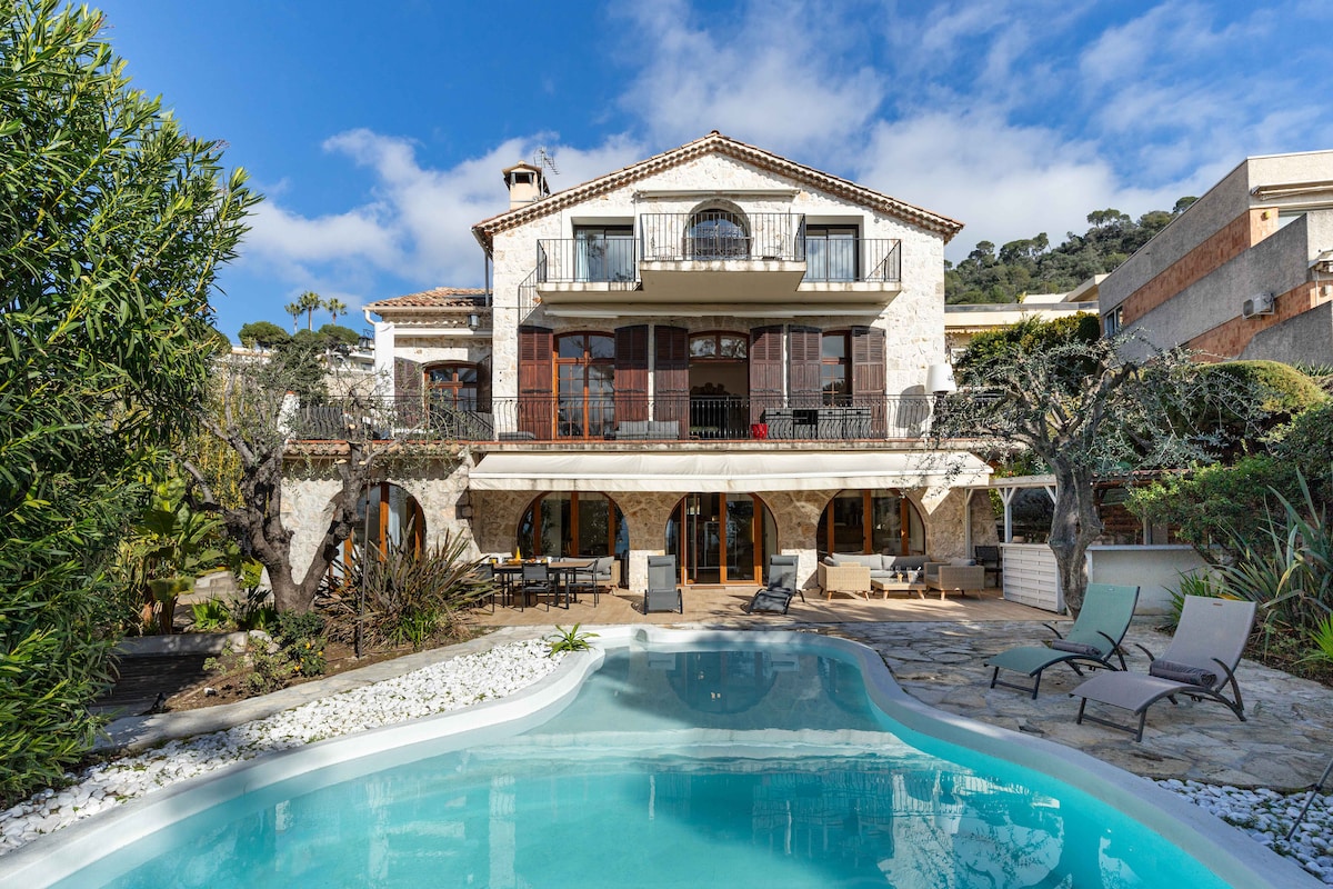 Swimming pool and sea views near to the port