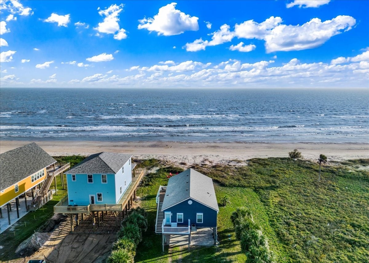 Quiet & cozy beachfront Bolivar bungalow