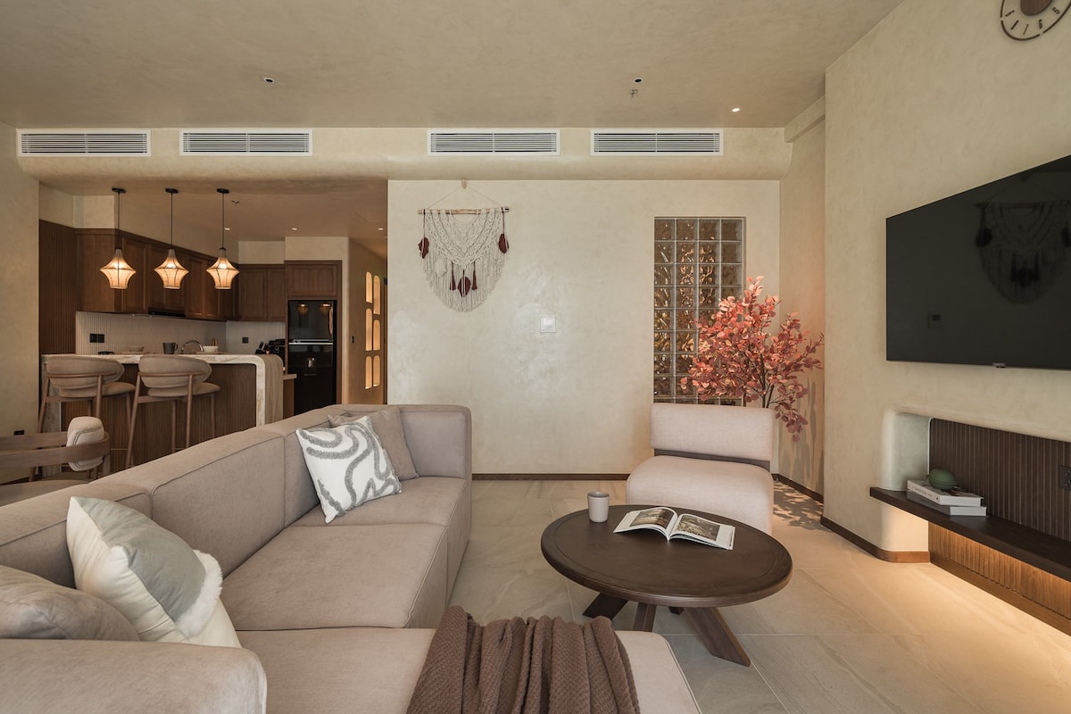 Su Casa Long Beach | Three Bedroom Apartment