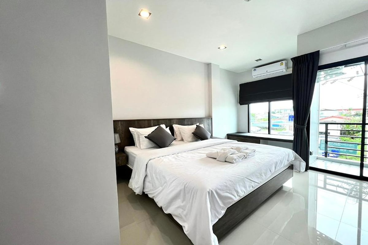 Luxurious 2BR @ De Piraya Residence