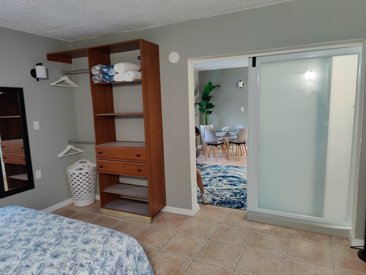 Apt steps to beach w/2queen beds