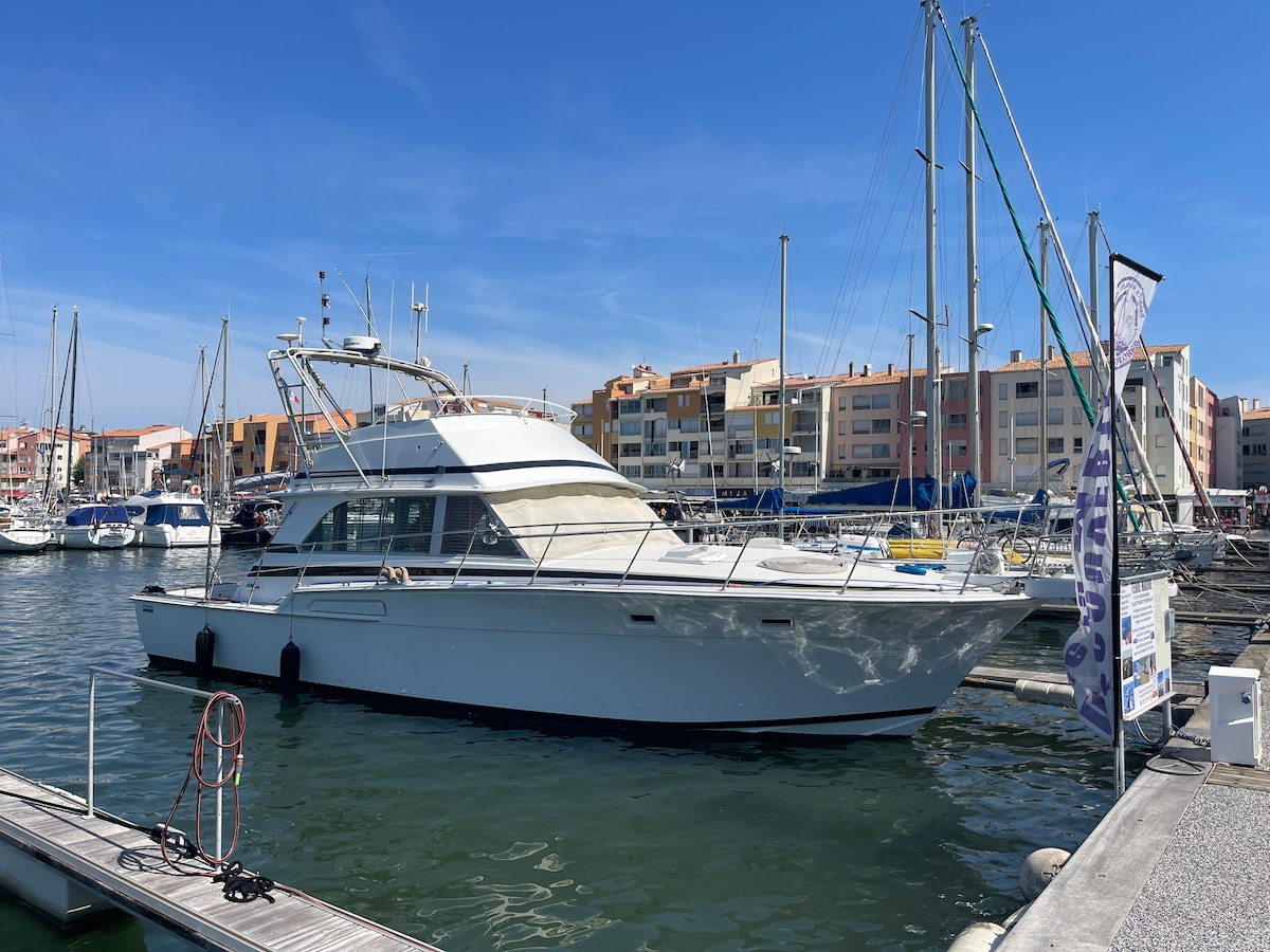 Bateau entier à Quai au Centre Port du Cap Agde