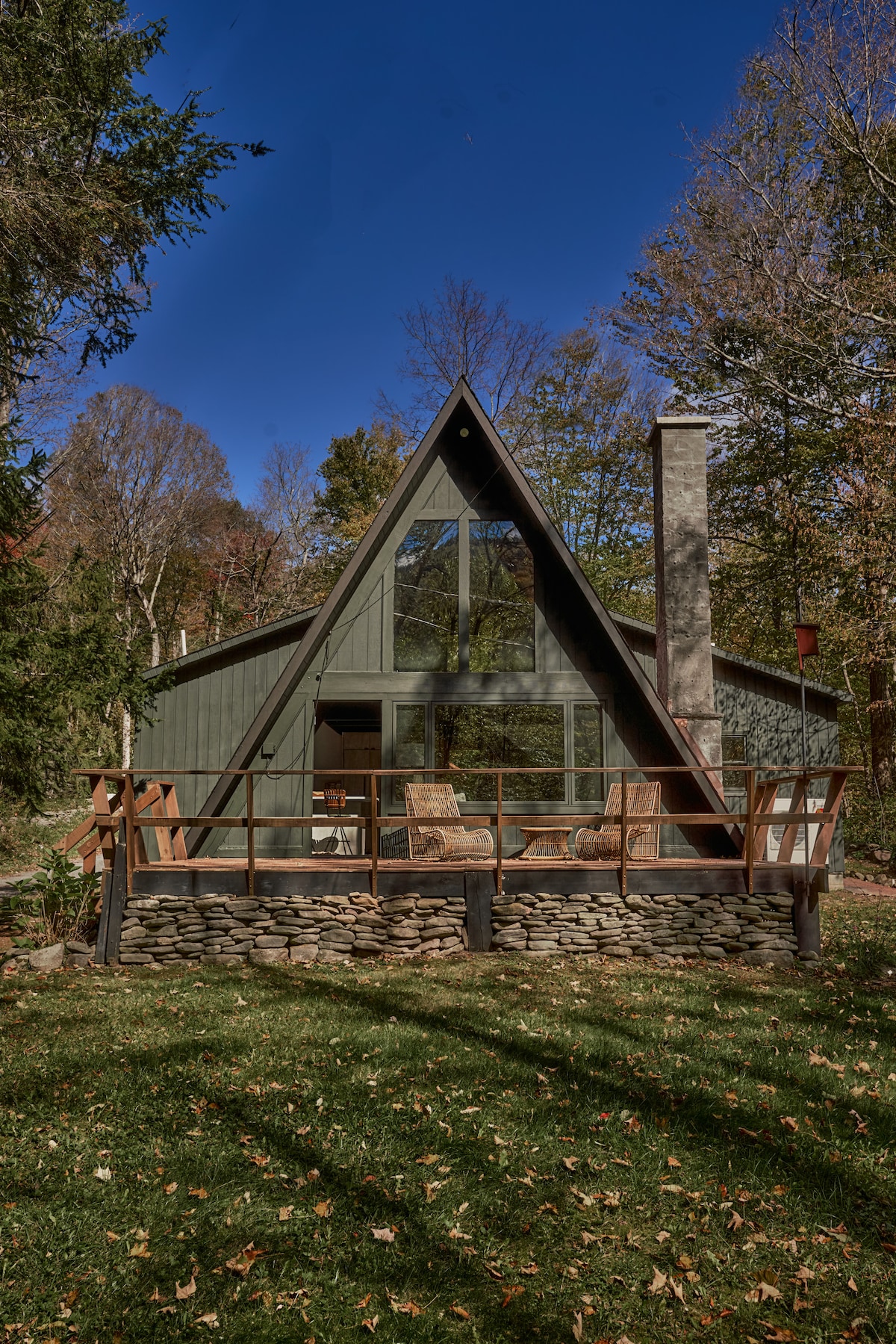 时尚的Catskills A-Frame Cabin ，带热水浴缸