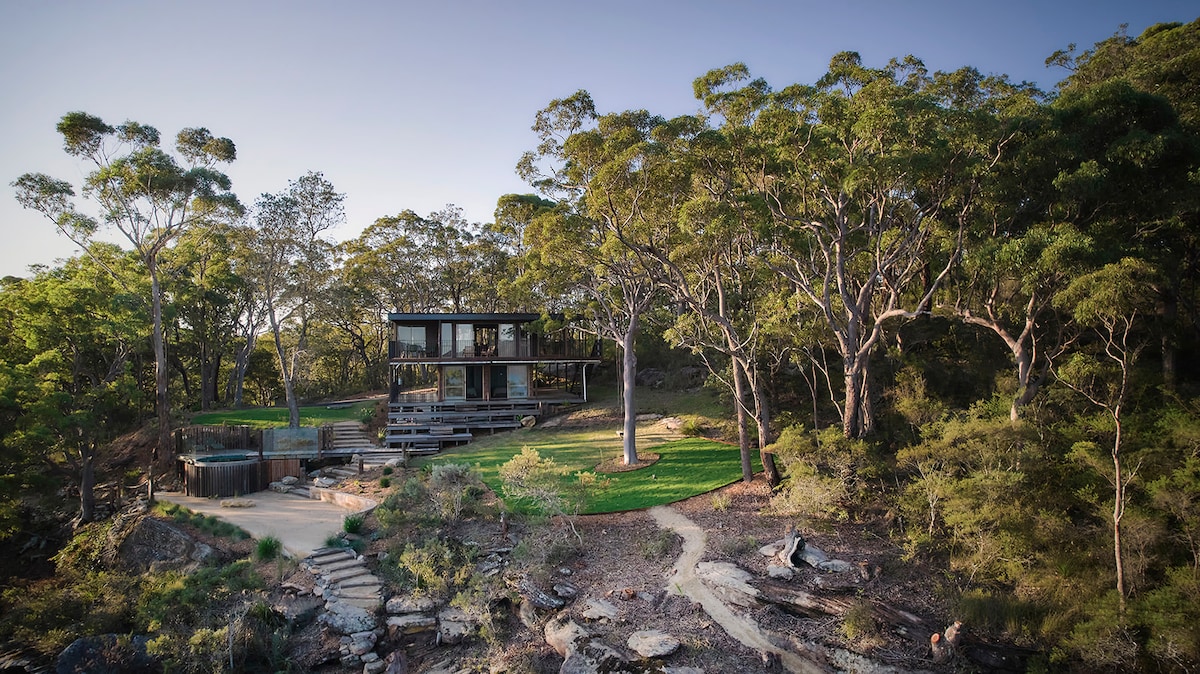 Patonga House: Stunning Views, Privacy, Pool/Sauna