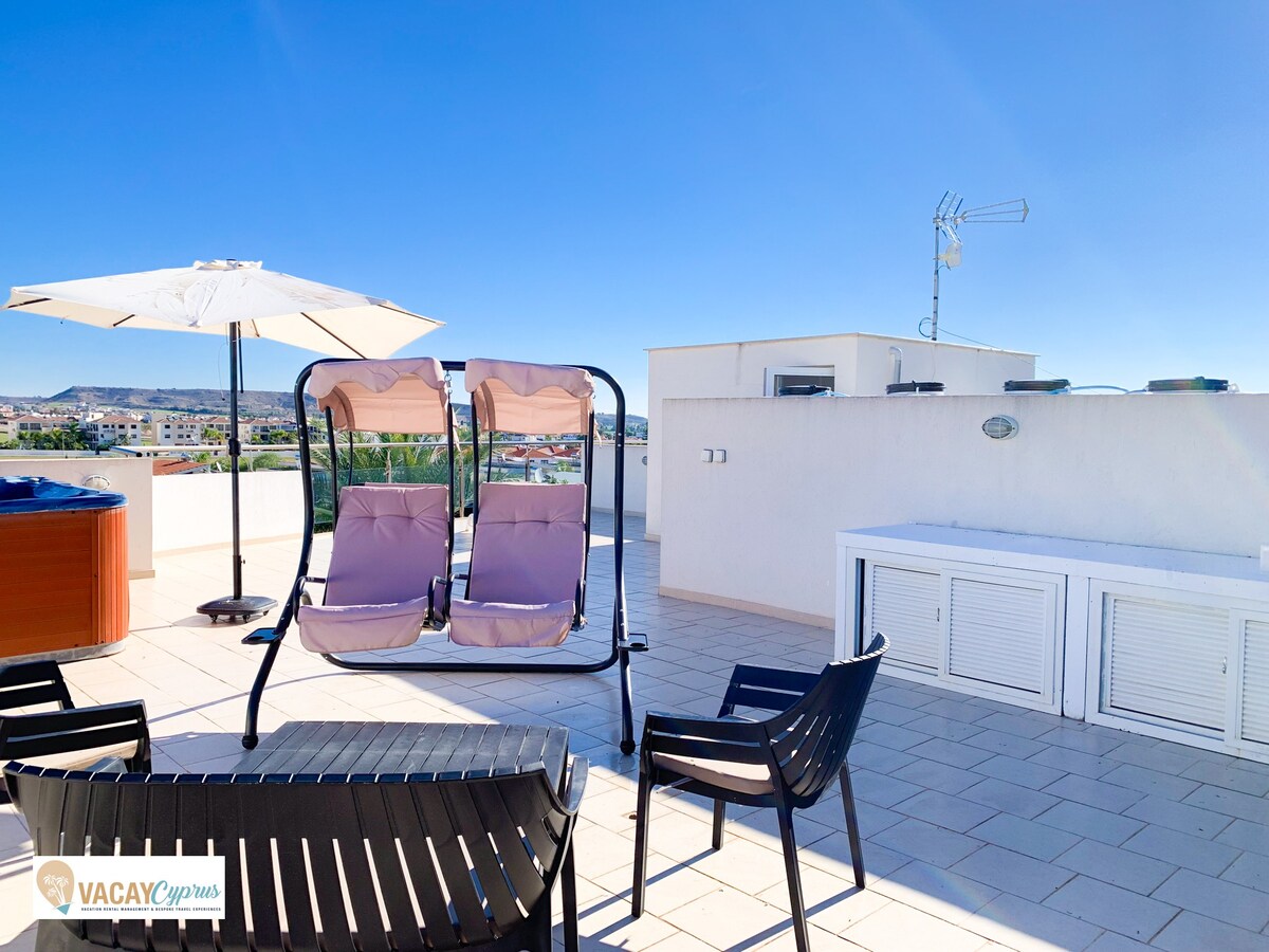 Sunrise Serenity - 2BR Penthouse with Roof Terrace