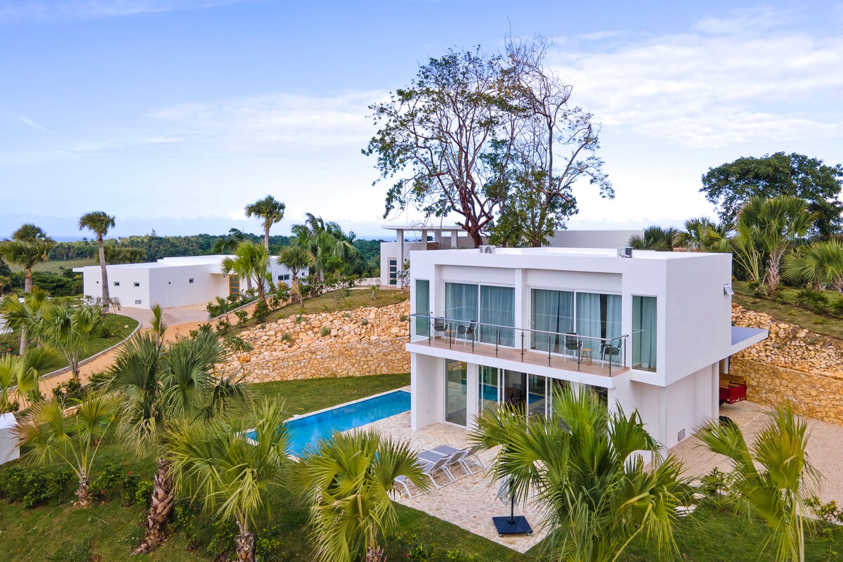 Calm retreat with distinctive pool & mountain view