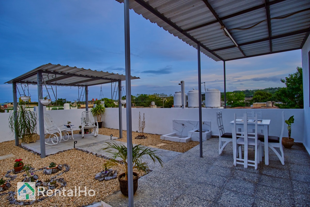 Confortable y privada habitación con piscina.