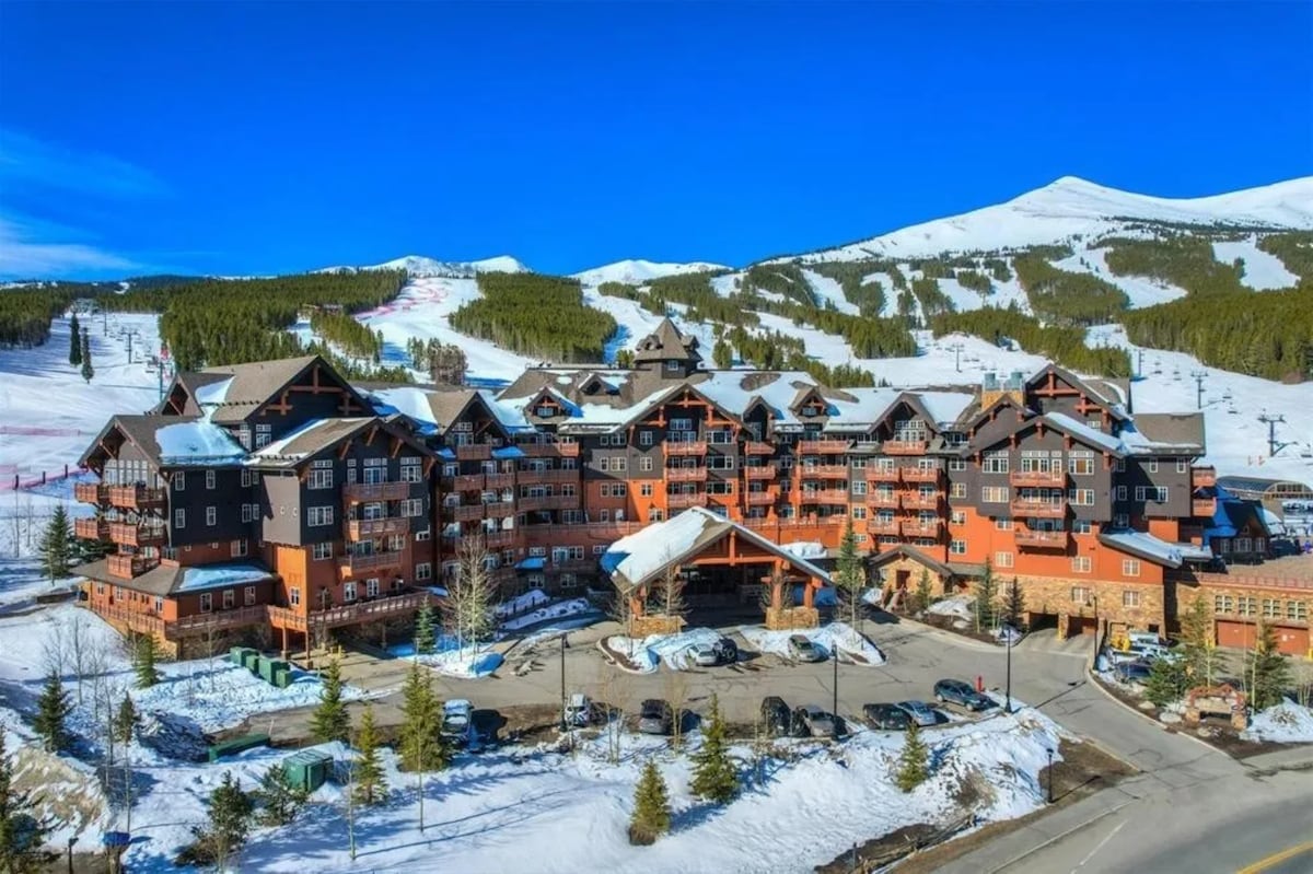 Ski-in/Ski-out on Peak 8 with Amenities