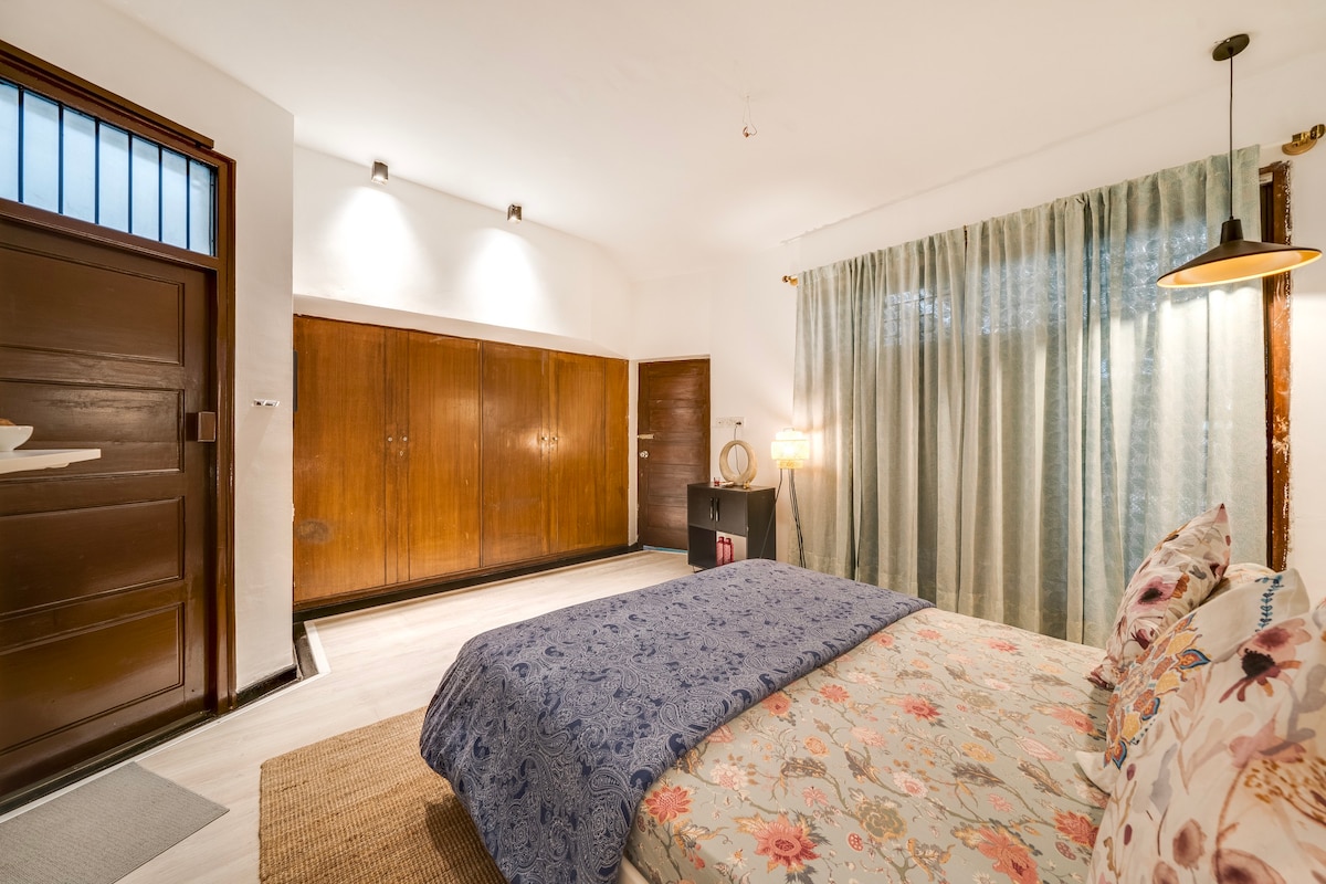 Zen Bungalow Iris Indiranagar (Private Bed & Bath)