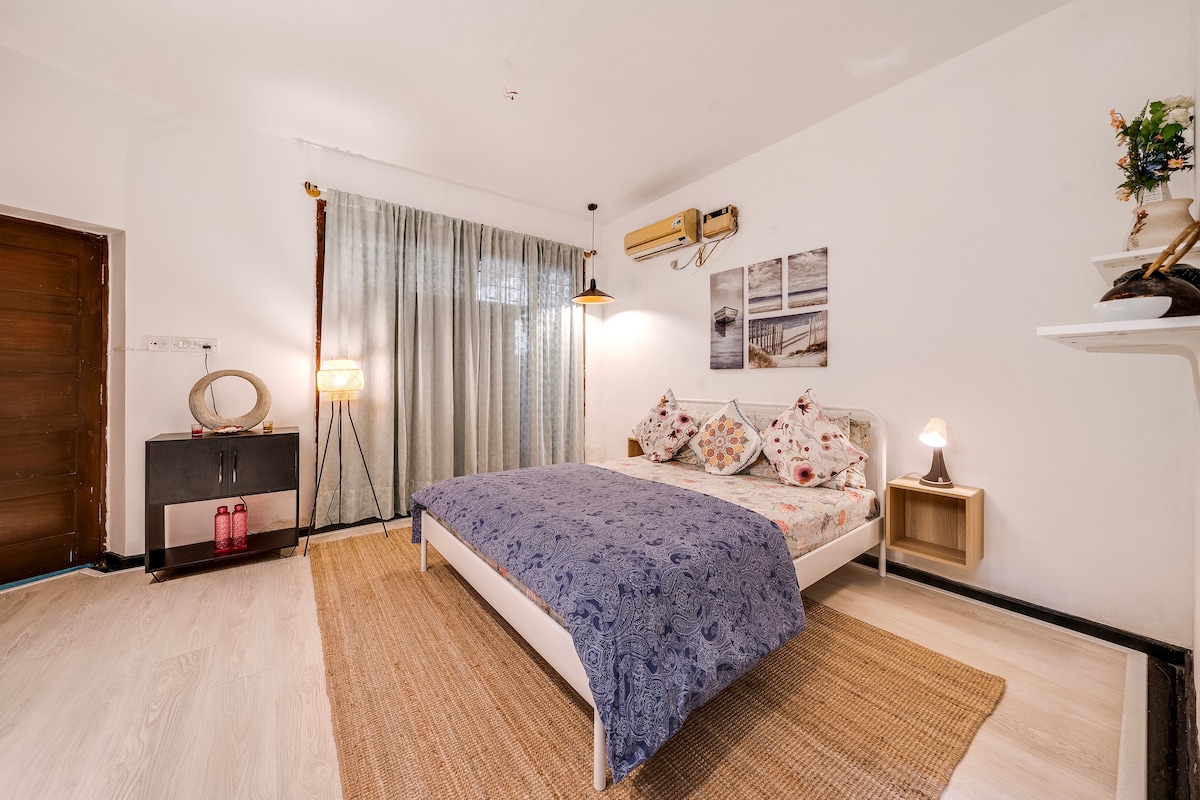 Zen Bungalow Iris Indiranagar (Private Bed & Bath)