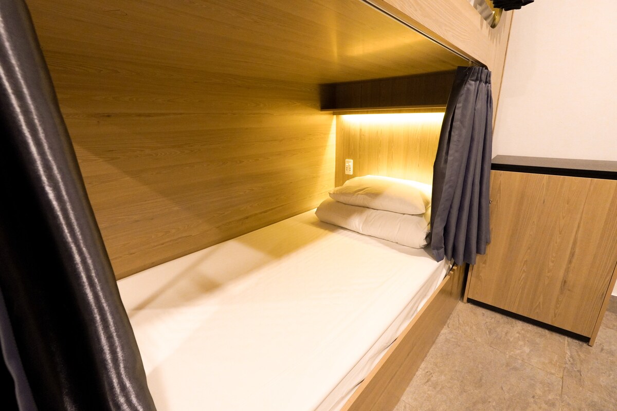 Motogo旅舍的24床混合宿舍房间