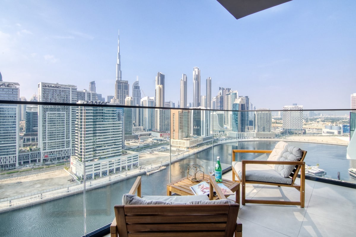 Splendid studio with Burj Khalifa +Canal view!