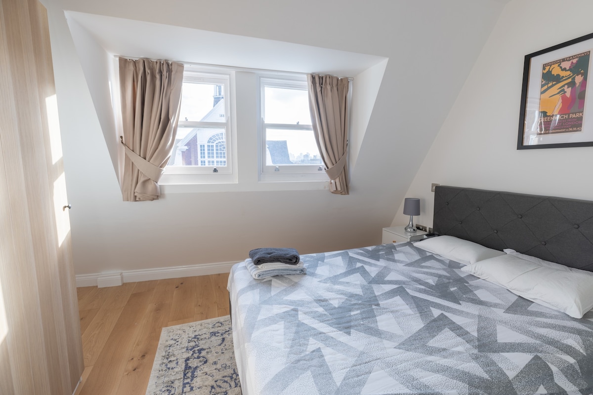 Central Two-Bedroom Flat in Upper Street Islington