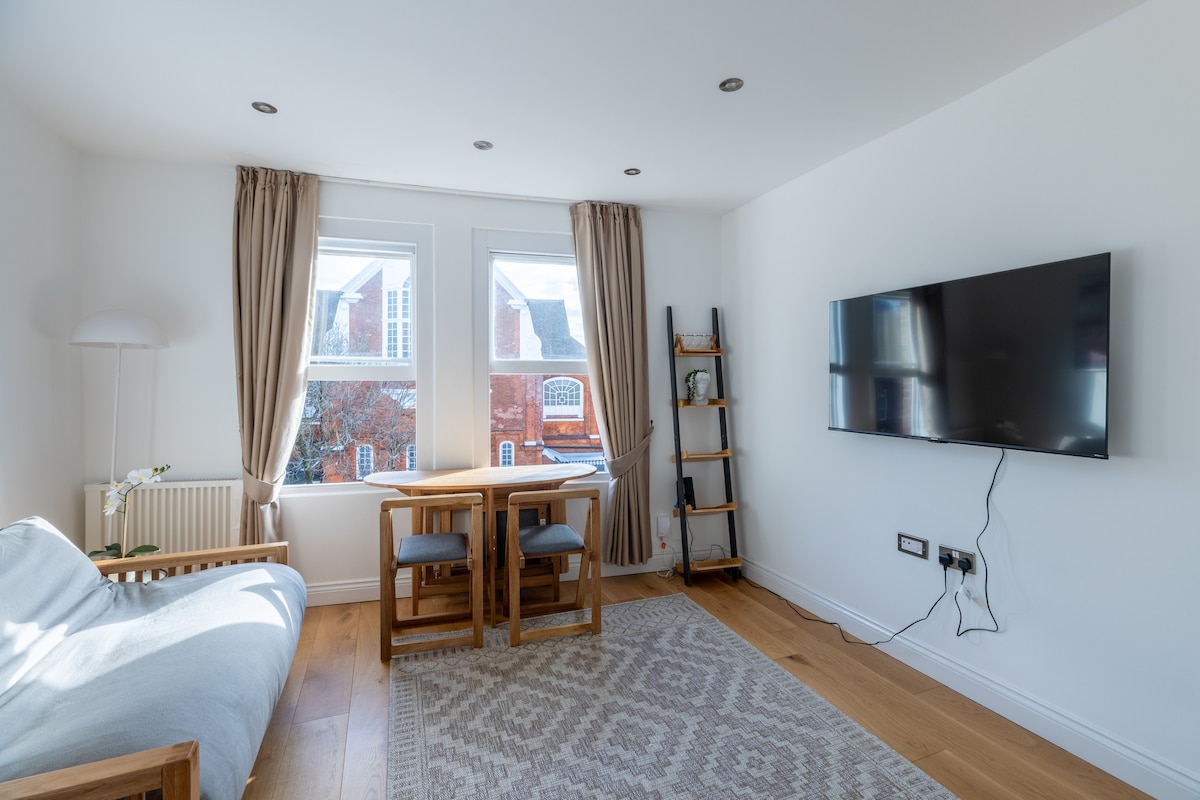 Central Two-Bedroom Flat in Upper Street Islington