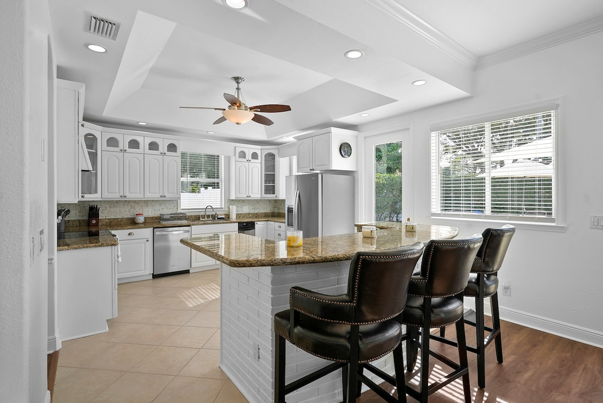 Bella Vista: 5BR St. Pete Beach House with Pool