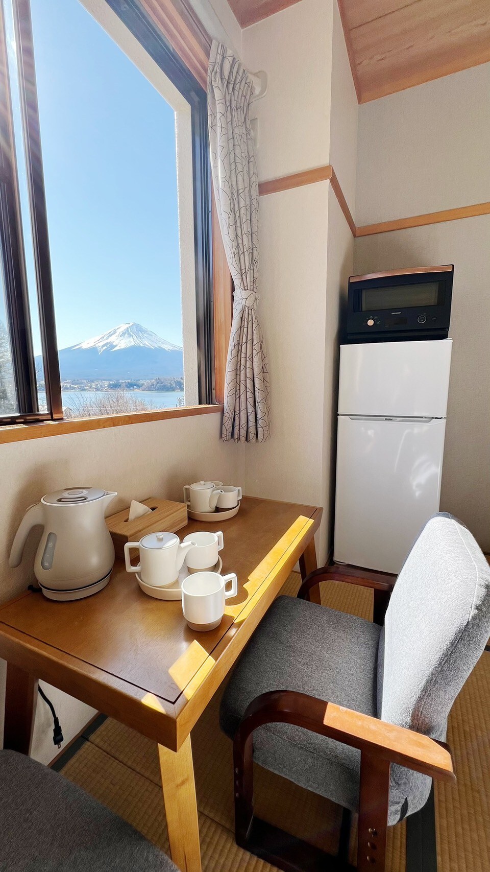 E142富士山河口湖地點非常好，星野度假村隔壁（和室14疊湖景側）新開幕期間送貸切風呂及腳踏車租借